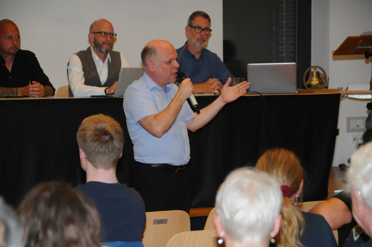 Man sieht Spitaldirektor Hansjörg Herren vor der Seegräbner Bevölkerung.